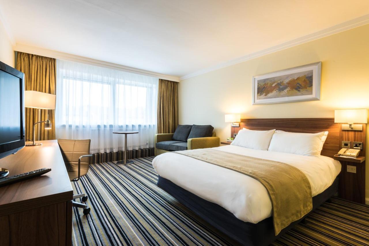 Holiday Inn Colchester By Ihg Екстериор снимка