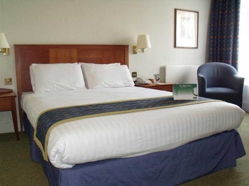Holiday Inn Colchester By Ihg Стая снимка